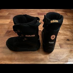 Kids size 4 Sims snowboard boots